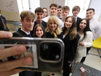 Zuzana Čaputová sa stretla na východe aj so študentmi na košickom Gymnáziu Poštová, z ktorého vzišlo viacero úspešných študentských firiem.