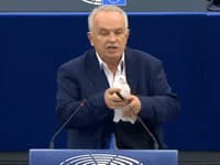 Miroslav Radačovský počas svojho prejavu vypustil holubicu.