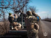 Ukrajinskí vojaci  odpočívajú v kufri vojenského terénneho vozidla Humvee