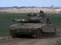 Tank Izraelských obranných síl odchádza z pásma Gazy
