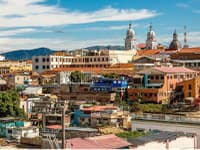 Santiago de Cuba je menej rušnou, autentickejšou alternatívou voči turistickej Havane. 