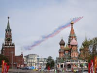 Bojové lietadlá Su-25 prelietavajú ponad Červeným námestím počas vojenskej prehliadky pri príležitosti  79. výročia ukončenia druhej svetovej vojny v Moskve