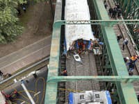 Vlakový vozeň, ktorý sa zrazil s údržbovým vlakom v Buenos Aires.