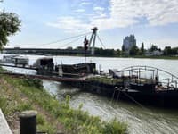 Na Dunaji pri Nábreží armádneho generála Ludvíka Svobodu zhorelo plavidlo prerobené na podnik