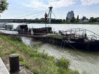 Na Dunaji pri Nábreží armádneho generála Ludvíka Svobodu zhorelo plavidlo prerobené na podnik