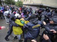 Demonštrácie v Gruzínsku neutíchajú, polícia nasadila na demonštrantov ťažkoodencov