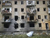 Na snímke poskytnutej Chersonskou oblastnou vojenskou správou je zničený obytný dom na mieste útoku ruskej armády riadenými leteckými bombami v ukrajinskom Chersone vo štvrtok 15. mája 2024.