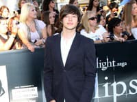 Obrovské problémy tínedžerskej hviezdy: Pre napadnutie priateľky skončil za mrežami!