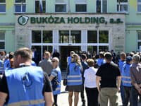 Protest zamestnancov spoločnosti Bukóza Holding, a.s. s podporou Odborového zväzu DREVO, LESY, VODA pred administratívnou budovou firmy v Hencovciach