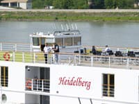 Policajní vyšetrovatelia skúmajú výletnú loď po incidente v maďarskom Komárome v nedeľu 19. mája 2024.