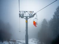 Na snímke návštevník na sedačkovej lanovke, ktorá vedie na lyžiarske stredisko Ski Lysá 