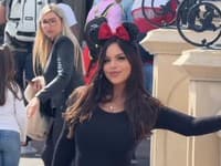 Modelka vyrazila návštevníkom zábavného parku dych: Nevedeli odtrhnúť oči od jej zadku! Keď to zbadáte...