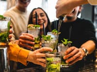 Tých ŠESŤ obľúbených drinkov by ste si nikdy nemali objednávať v rušnom bare: To vážne ani ten druhý?