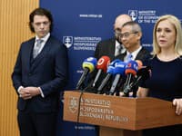 V popredí ministerka hospodárstva SR Denisa Saková (Hlas-SD), sprava v pozadí konateľ MH INVEST Adrián Jenčo, prezident Gotion EMEA Steven Cai, tlmočník a zástuoca CEO InoBat Marián Boček počas tlačovej konferencie po podpise investičnej zmluvy na Ministerstva hospodárstva SR