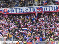 UEFA zakázala slovenské vlajky, vyzerajú ako ruské! Šíri sa klamstvo pred zápasom s Ukrajinou na EURE