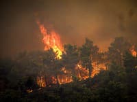 Do boja proti lesným požiarom v Grécku sa zapojí 240 hasičov zo zahraničia