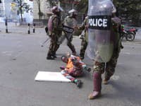 Demonštranti nesú telo muža, ktorého zastrelili počas protestu proti zavedeniu nových daní v centre Nairobi