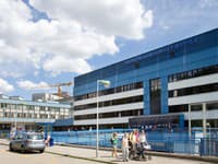 Súd vzal do väzby piateho obvineného v korupčnej kauze vo Fakultnej nemocnici Motol v Česku