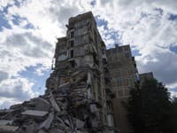 Na snímke bytový dom zničený ruským náletom v Torecku v Doneckej oblasti na Ukrajine v piatok 28. júna 2024.