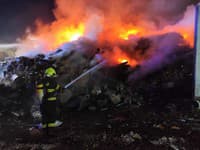 V Kokšove-Bakši pri Košiciach horí skládka odpadu