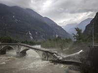Zrútený 57 metrov dlhý most nad rozvodnenou riekou Maggia