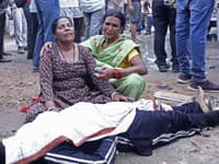 Ženy nariekajú pri tele príbuzného pred nemocnicou Sikandrarao v indickom meste Hathras.