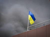 Na snímke zverejnenej oblastnou správou Dnepra ukrajinská vlajka máva pri stúpajúcom dyme po raketovom útoku Ruska v Dnepri na Ukrajine v stredu 3. júla 2024.