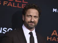 Hviezdny Gerard Butler (54) sa ukázal s údajnou priateľkou: Zbaliť mal o 25 rokov mladšiu modelku!