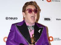 NECHUTNÉ obvinenie Eltona Johna: Vraj sa VYMOČIL do fľaše priamo v OBCHODE... Potom kúpil tenisky!