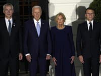 Generálny tajomník NATO Jens Stoltenberg, americký prezident Joe Biden, prvá dáma Jill Bidenová a francúzsky prezident Emmanuel Macron.