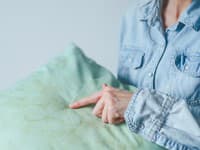 Urobte si tento 30-sekundový TEST: Ak váš vankúš zlyhá, OKAMŽITE ho vyhoďte, inak riskujete zdravie!