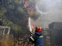 V Turecku naďalej zúria požiare: Hasenie pri meste Izmir komplikuje silný vietor