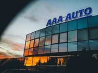 AAA AUTO, vďaka využitiu generatívnej AI, v auguste  pokorilo mesačnú hranicu 20 000 zobchodovaných áut