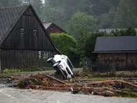 Prevrátené auto na brehu rieky v dôsledku nedávnych záplav v českej obci Domašov.