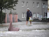 Muž kráča po zaplavenej ulici v českom meste Litovel.