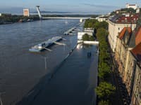 Na snímke z dronu zaplavené parkovisko na Fajnorovom nábreží v Bratislave