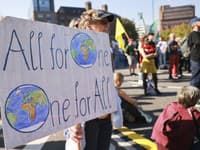 Ľudia protestujú v rámci globálneho klimatického štrajku hnutia Piatky pre budúcnosť.