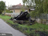 Auto po náraze roztrhlo na polovicu.