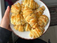 Mini cesnakové croissanty