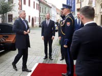 Peter Pellegrini prichádza do budovy Kancelárie prezidenta Slovenskej republiky – pracovisko Banská Bystrica.