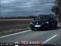 Ďalší cestný pirát: Na oktávke prefrčal medzi dedinami! Namerali mu 163 km/h, za koľko sa vykúpil?