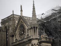 Francúzski ministri požadujú spoplatnenie vstupu do katedrály Notre-Dame