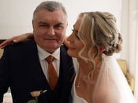 VIDEO Otec nevesty sa postaral o poriadnu komédiu: Hrdo kráčal uličkou, nevšimol si, že... Pôjdete do kolien!