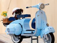 LEGO® Icons 10298 Vespa 125 – očarujúca retro ikona v podobe modelu Vespa.