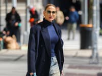 Jennifer Lopez (55) ukázala svoju krásu: V šatách s hlbokým výstrihom vyrazila fanúšikom dych!