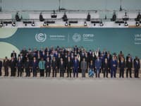 Lídri pózujú počas spoločného fotenia na Klimatickej konferencii OSN COP 29 v Baku 12. novembra 2024.