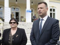 Na archívne snímke z mája 2019 bývalý minister spravodlivosti SR Gábor Gál a exministerka spravodlivosti Marie Benešová 