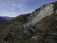 Na snímke evakuovaná obec Brienz po zosuve skál.