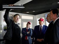 Novozvolený prezident Donald Trump počúva, ako Elon Musk vysvetľuje operácie pred štartom šiesteho skúšobného letu rakety SpaceX Starship.