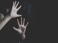 Zločin treba oznámiť! Polícia vlani zaznamenala takmer 2400 prípadov násilia na ženách